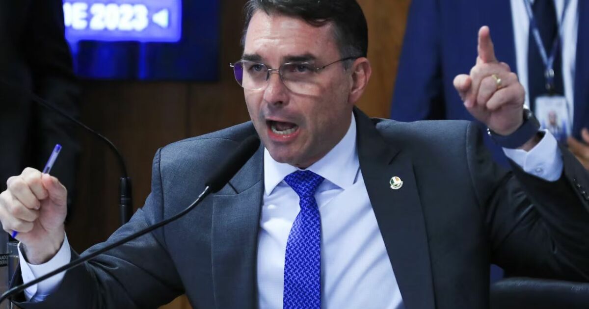 Flávio diz que Bolsonaro e os ‘perseguidos’ subirão na rampa do Planalto