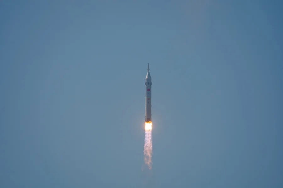 China pode pousar na Lua antes dos EUA na corrida lunar. Entenda