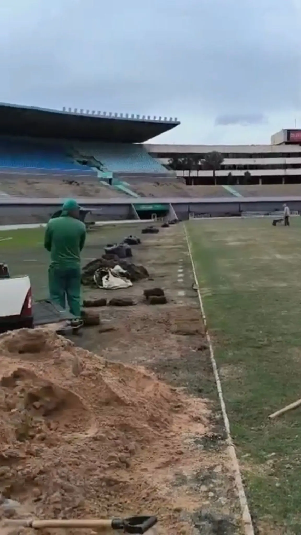 Vídeo mostra funcionários do Goiás tratando do gramado do estádio Serra Dourada
