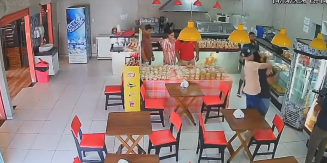 Vídeo flagra homem dando ‘mata-leão’ e socos em pessoas no Vinhais