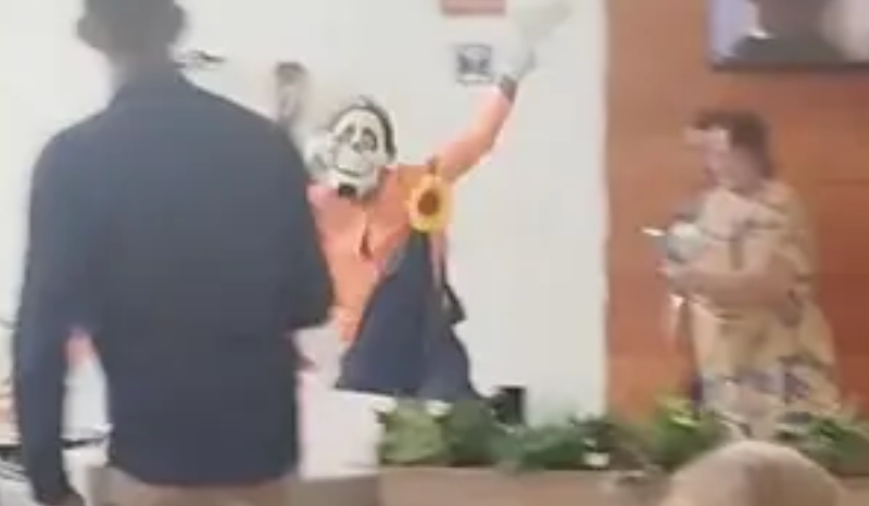 homem vestido de palhaço protesta em hospital de Manaus; VEJA