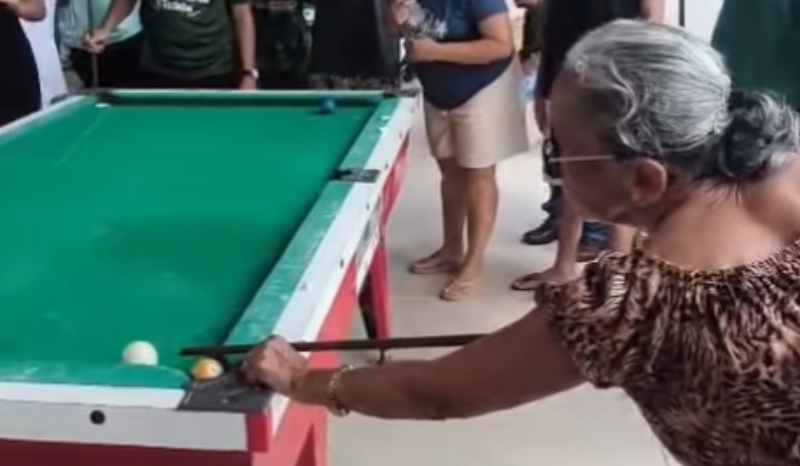 idosa ‘Raimundinha’ impressiona com tacada final em jogo de sinuca