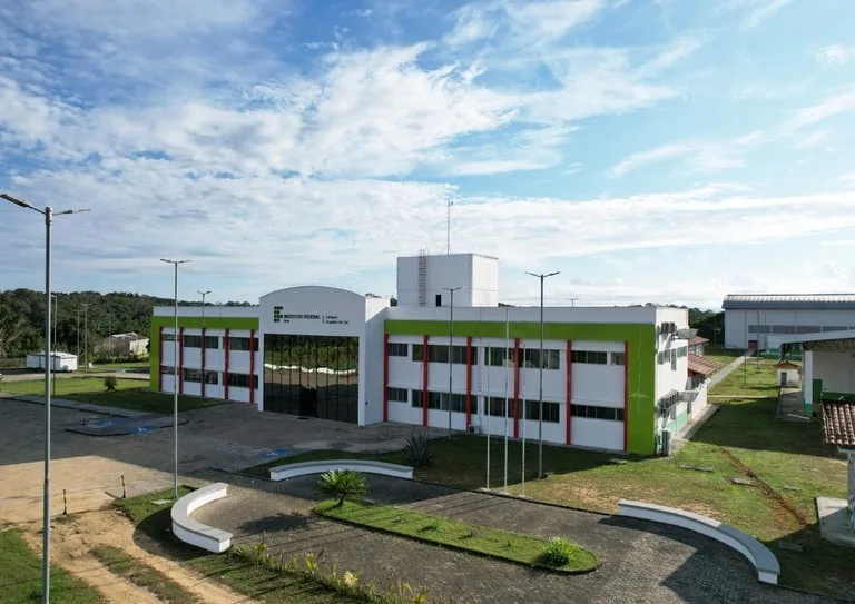 Ifac abre seleção para professor com salário de até R$ 5 mil; veja como se inscrever