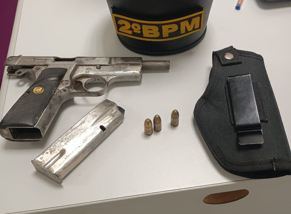 Homem é preso por descumprir medida protetiva e ameaçar família com arma de fogo