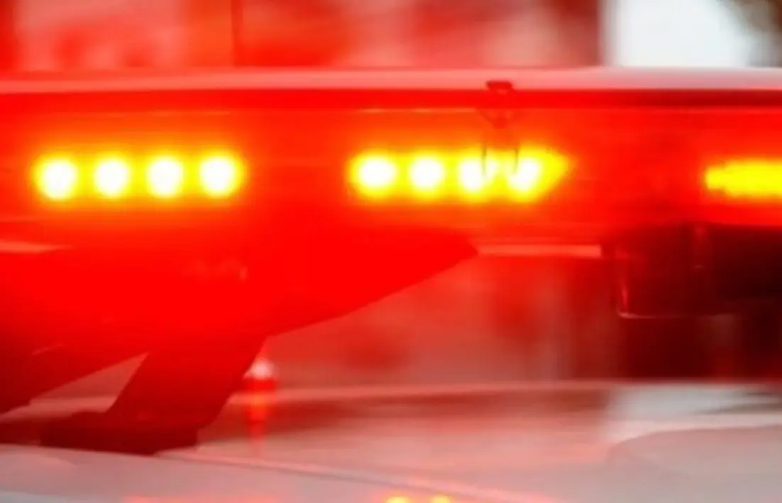Homem mata dois irmãos a facadas, tenta sufocar a mãe e foge com sobrinha em Boca do Acre