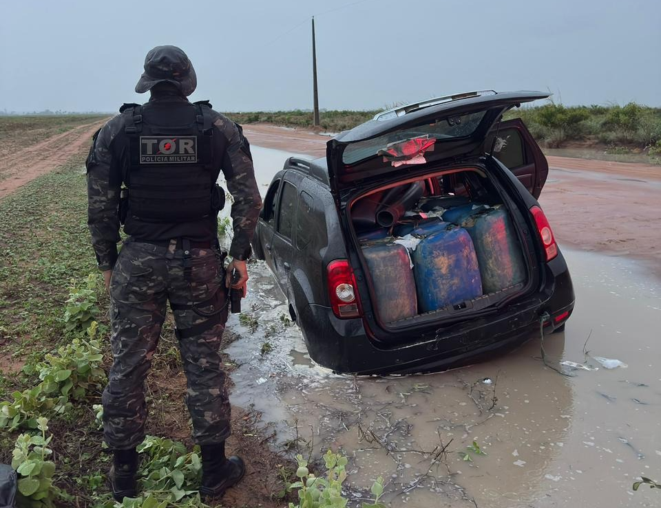 Mil litros de combustível irregular são apreendidos após motorista fugir de abordagem e abandonar veículo