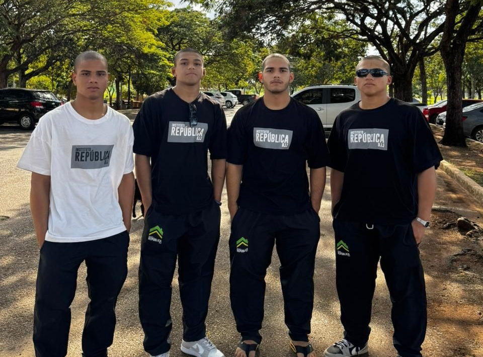 Quarteto revelado pela Team Leal embarca para disputa do Brasileiro de JJ, pelo Projeto República