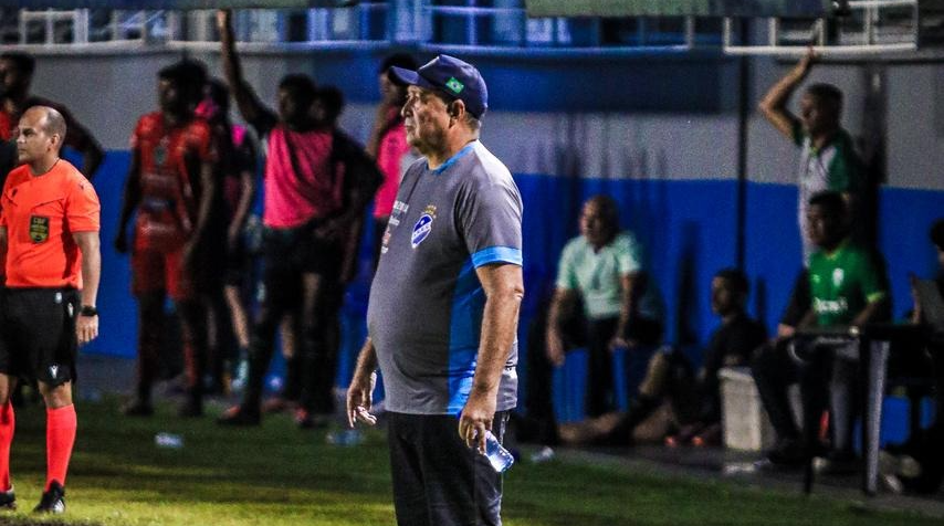 Técnico Chiquinho Viana exalta Emerson: “Tá voando, tá dando a vida em campo”