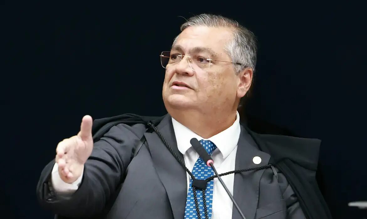 Dino pede vista e trava julgamento sobre novas eleições no Rio de Janeiro
