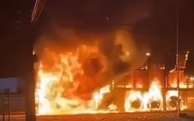Vídeo: caminhão é completamente destruído por fogo na BR-135