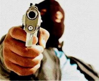 Policial é feito refém e tem arma e carro roubados