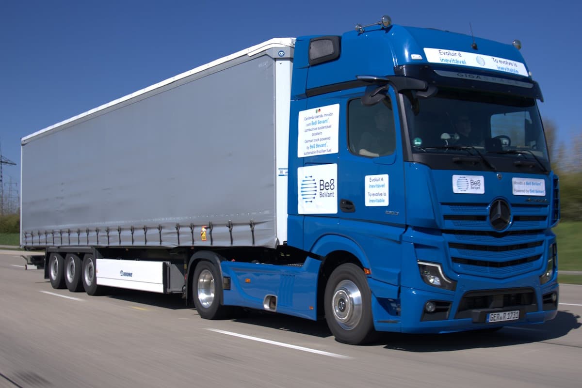Caminhão Actros europeu é testado com B100 brasileiro em pista de testes da Daimler Truck na Alemanha