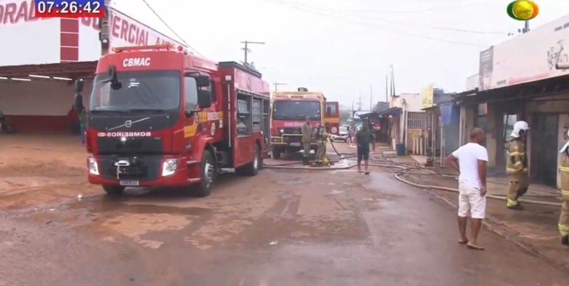 Incêndio de grandes proporções atinge lojas; veja