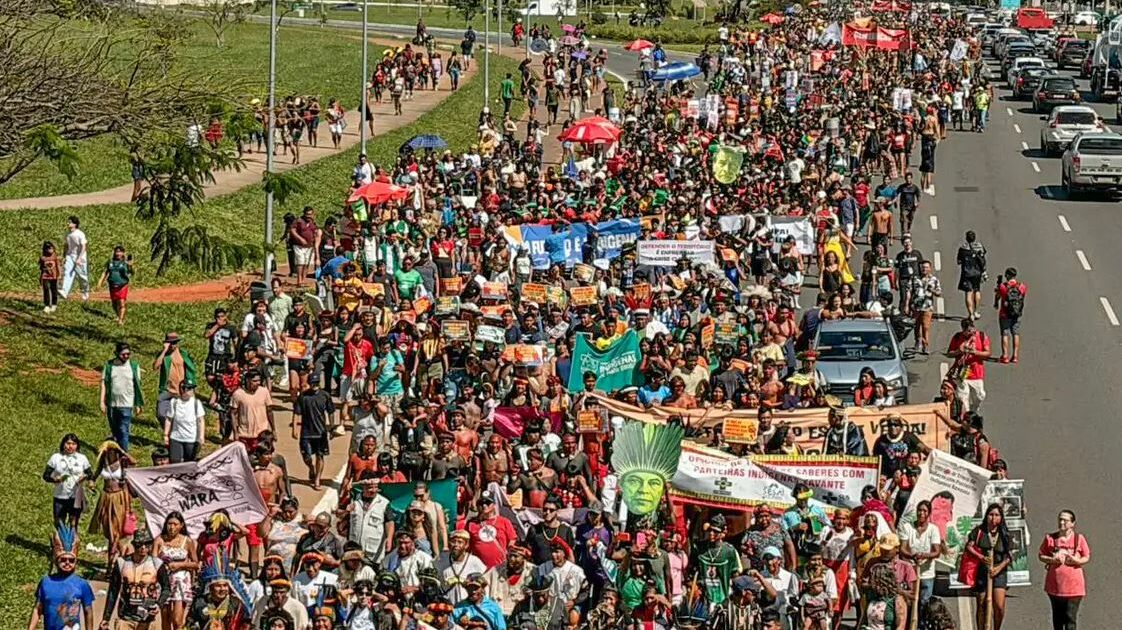 Indígenas de todo o Brasil ocupam a Esplanada dos Ministérios