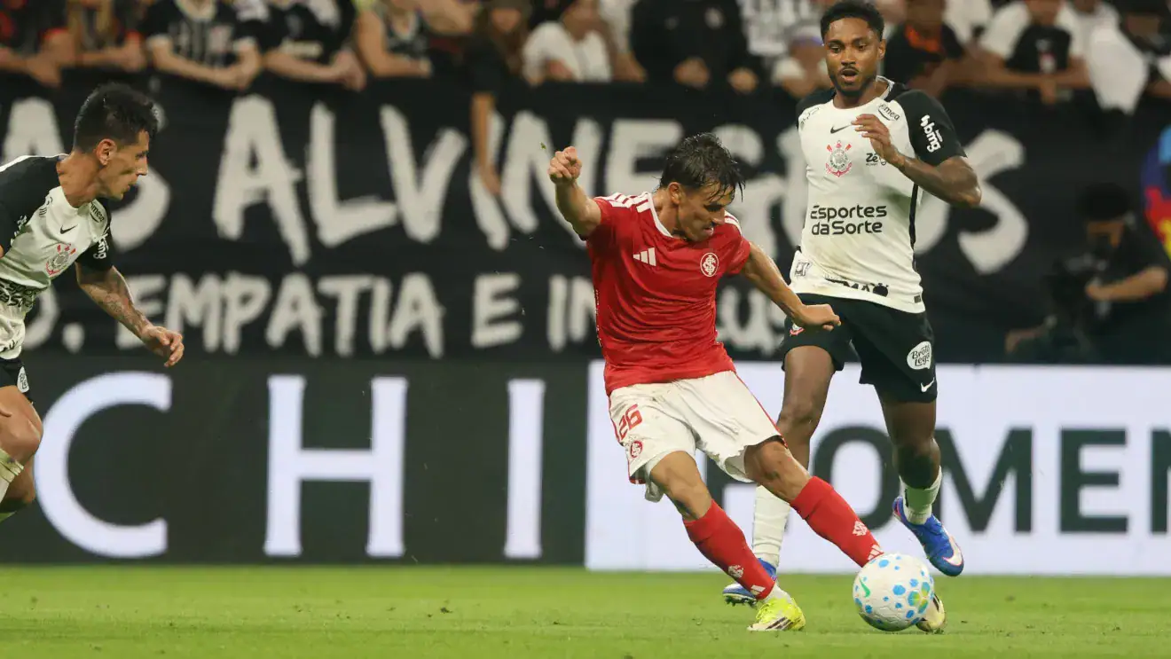 Corinthians perde para o Internacional em casa e amplia jejum no Brasileiro