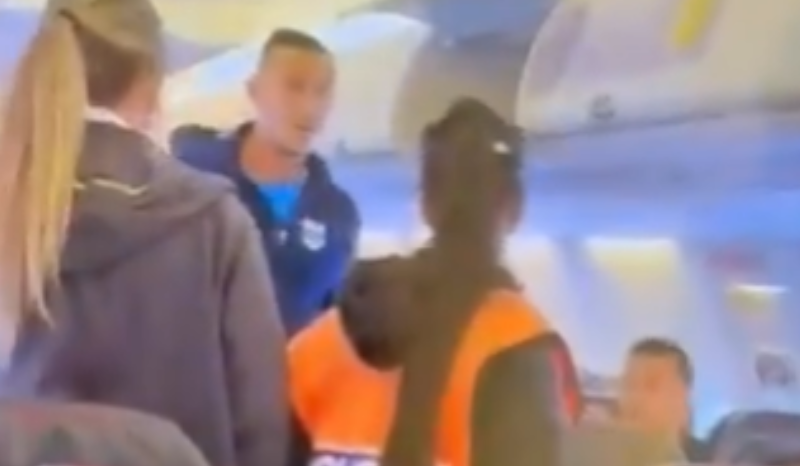 Jogador argentino causa pânico e é preso após gritar “bomba” em avião