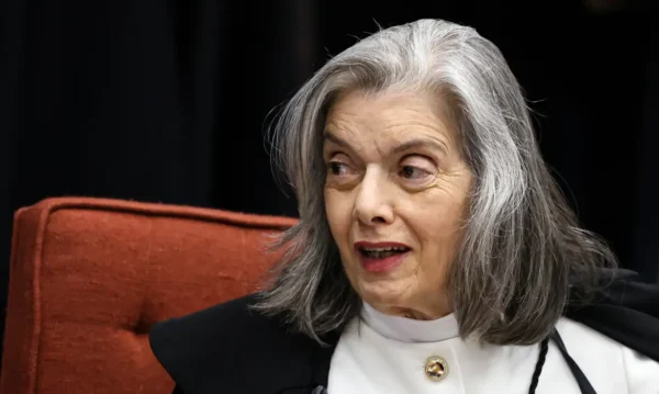 Cármen Lúcia diz sofrer ataques machistas e relata pressão para deixar STF: “dificuldade é enorme”
