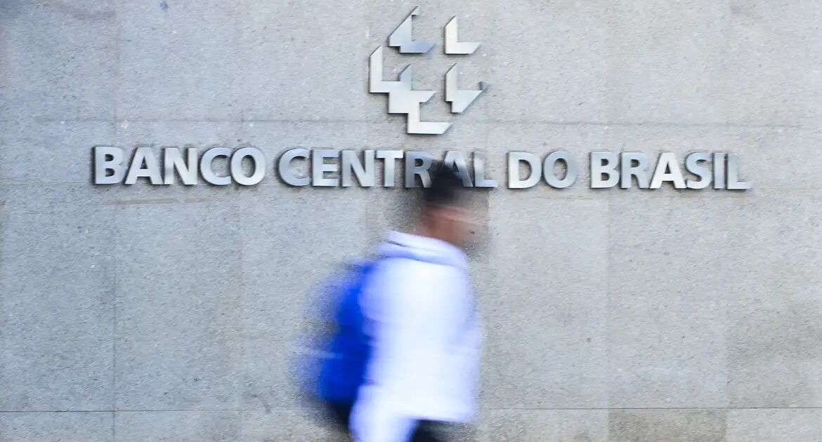 Juros elevados mantêm pressão sobre endividamento das famílias