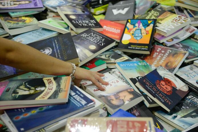 MEC lança aplicativo com 8 mil livros gratuitos para leitura digital