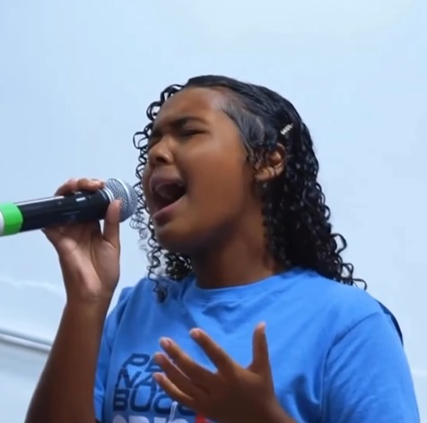 Conheça o louvor que emocionou fiéis durante culto