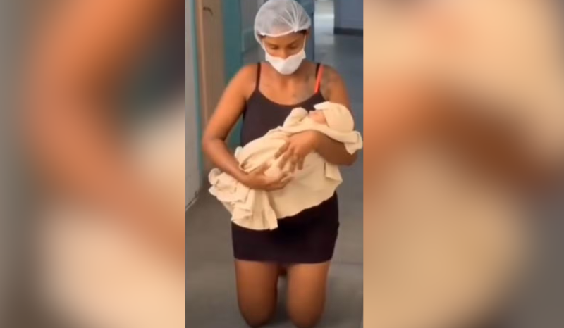 mãe emociona ao deixar hospital de joelhos com filho; VEJA