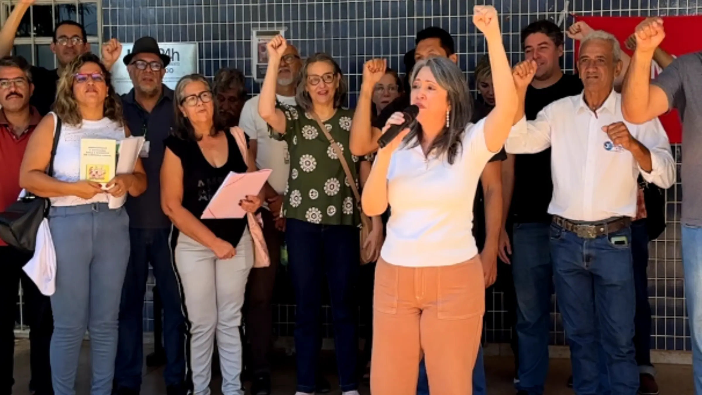 Profissionais de saúde e pacientes da UPA Novo Mundo reclamam de superlotação; saiba o motivo