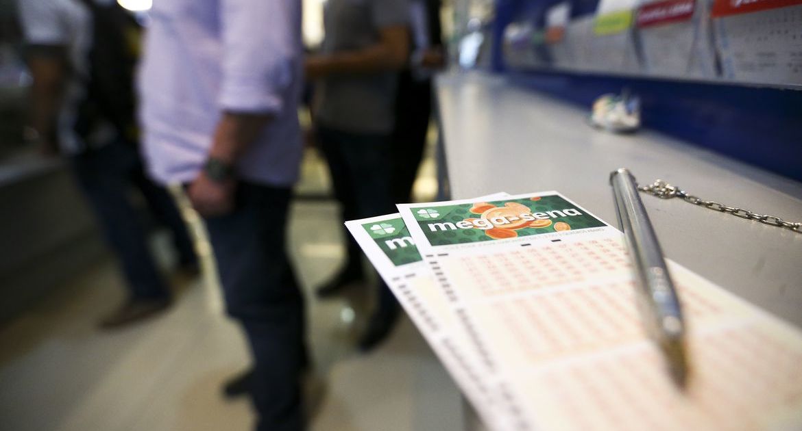 Mega-Sena acumula de novo, e prêmio vai a R$ 100 milhões; veja os números