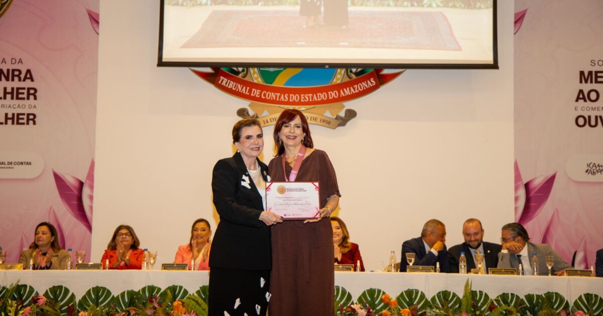 Presidente do TRE-AM recebe Medalha de Honra ao Mérito à Mulher do TCE-AM
