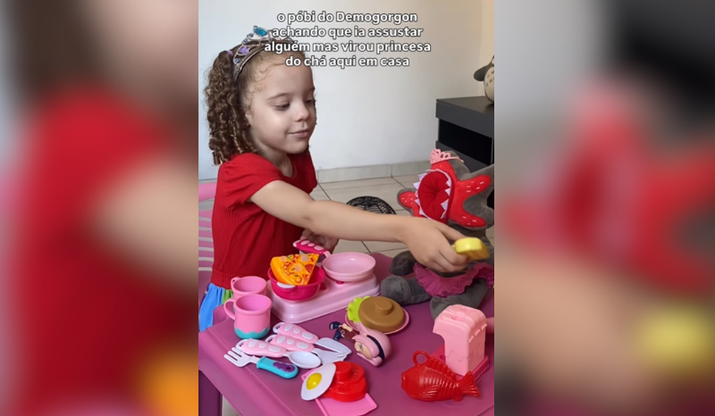 ‘Chá da tarde’ de criança viraliza com ‘Demogorgon’ de princesa; VEJA