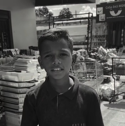 Menino vende doces para ajudar a mãe e sonha em ganhar bicicleta