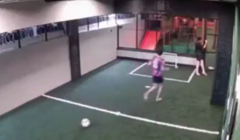 menino leva choque em portão de quadra esportiva e é salvo pelo amigo