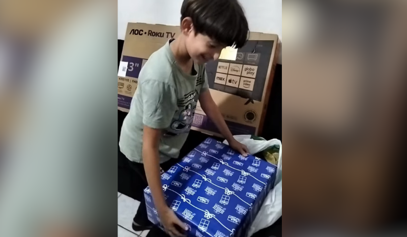 Após reação emocionante, menino com autismo é presenteado com PS4; VEJA