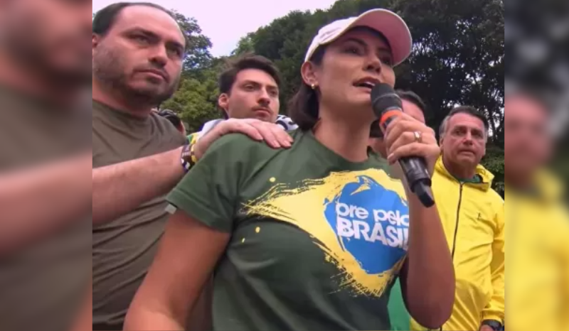 Michelle diz que saúde de Bolsonaro evoluiu; Carlos havia relatado piora