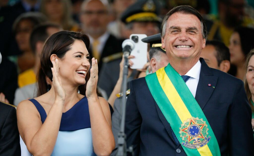 Michelle informa melhora na saúde de Bolsonaro após crises de soluço