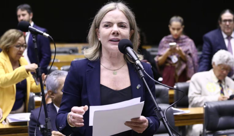 Gleisi deixa governo federal e anuncia pré-candidatura ao Senado pelo Paraná