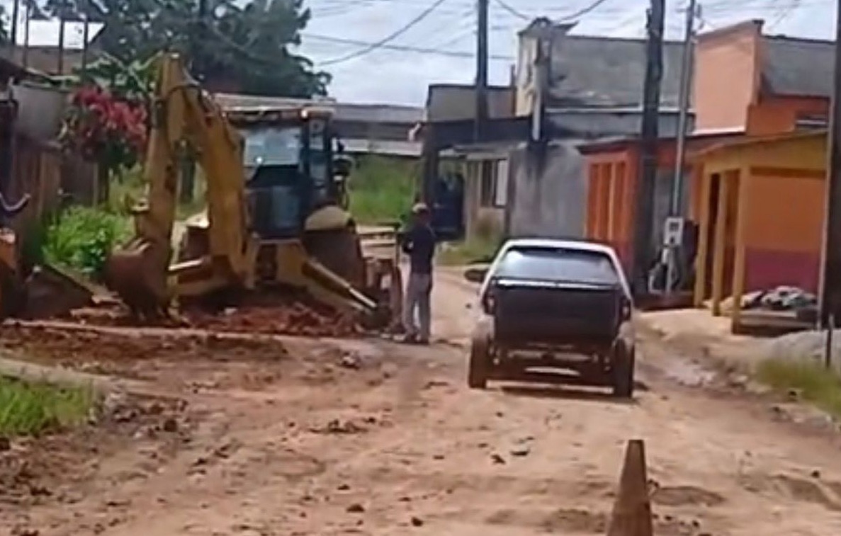 Morador critica uso de barro em tapa-buracos em Sena; veja