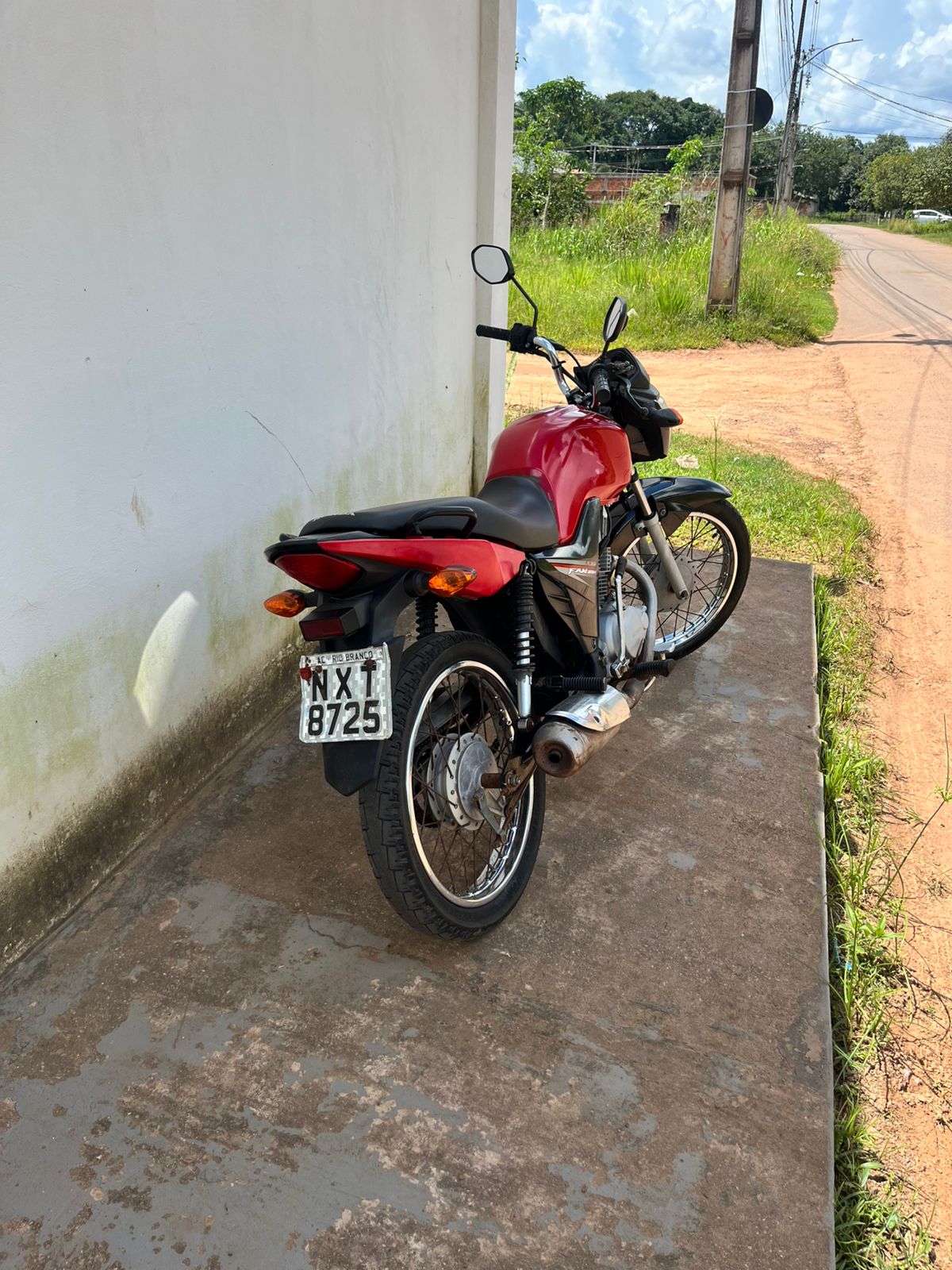 Estudante tem moto furtada em frente à própria casa durante a noite