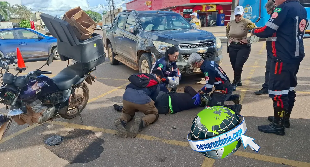 Motoboy fica ferido após colisão com caminhonete na avenida Carlos Gomes