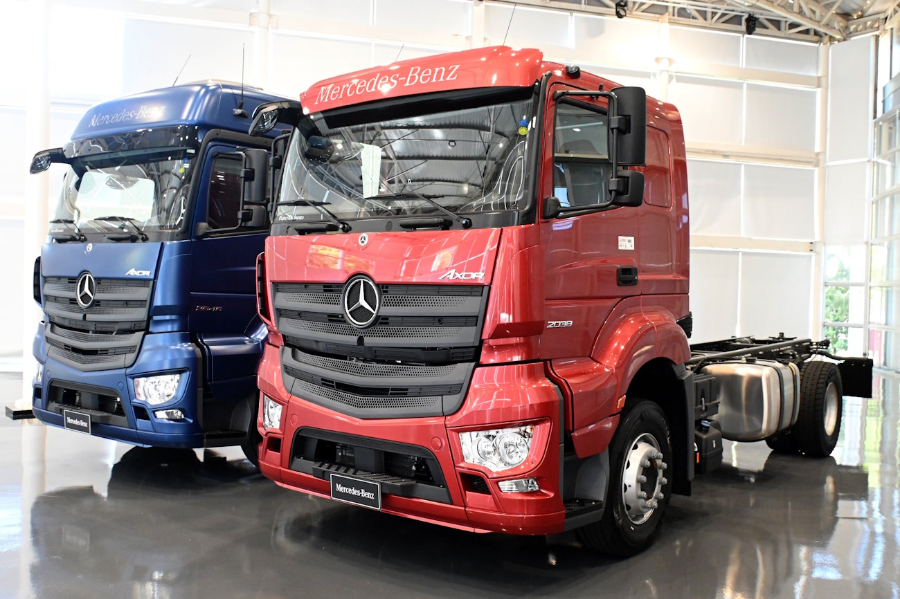 Axor ganha novas versões e suspensão traseira pneumática