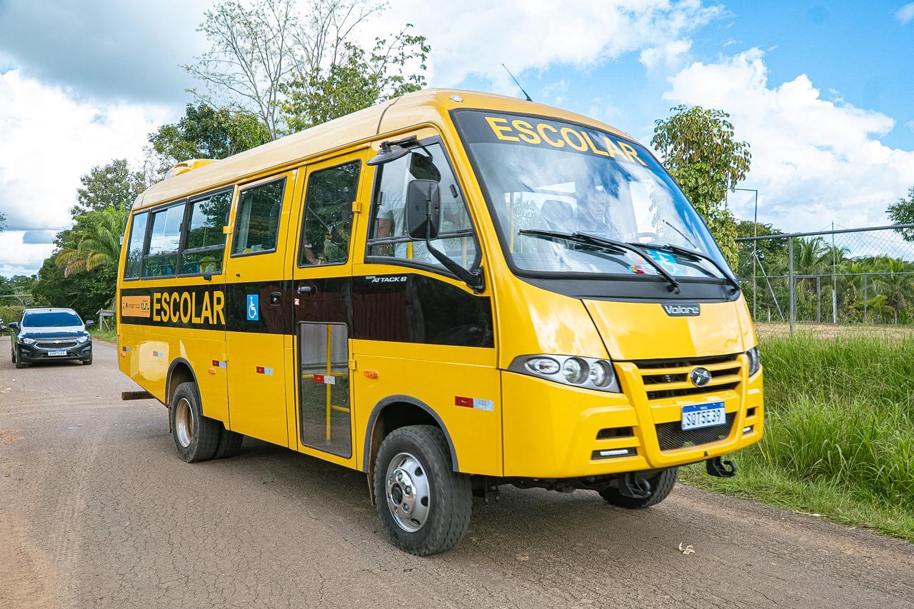 Prefeitura de Rio Branco entrega ônibus escolares na zona rural