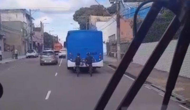 Jovens são flagrados ‘pegando rabeira’ em ônibus de Manaus; VEJA VÍDEO