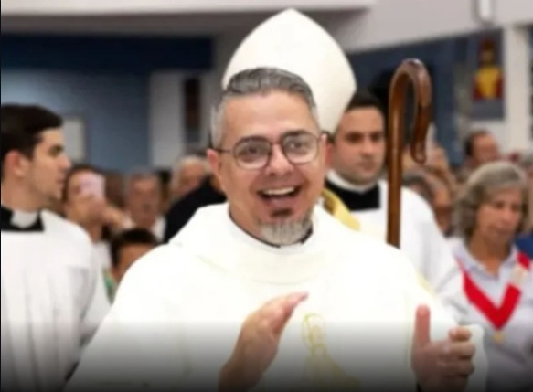 Padre é sorteado e leva carro em rifa organizada por ele em igreja