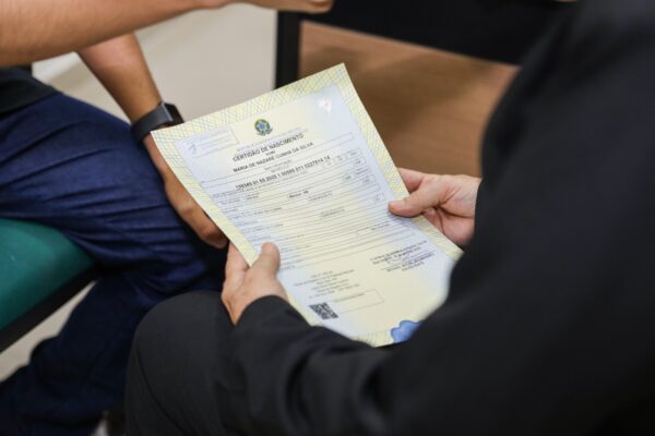 Defensoria Pública orienta sobre retirada do nome do pai em casos previstos em lei