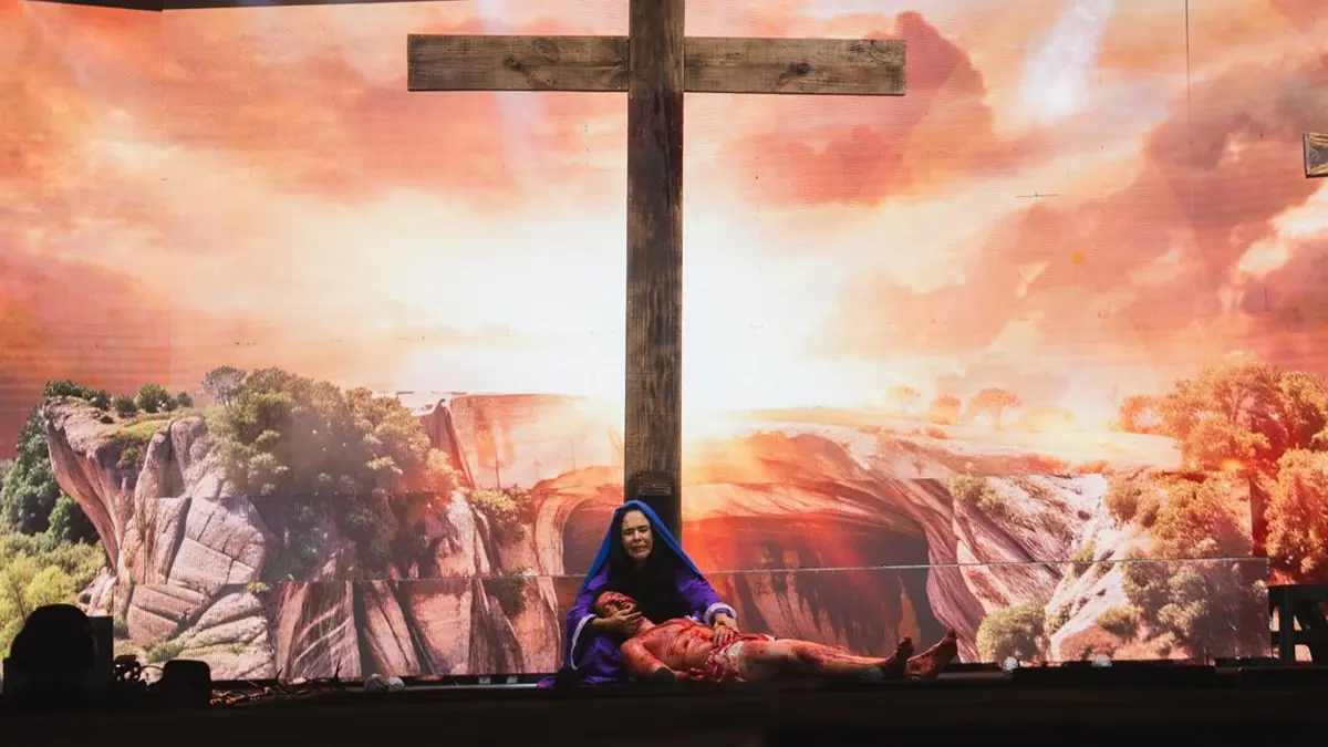 Paixão de Cristo supera chuva e reúne multidão em Goiânia