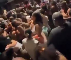 distribuição de peixe em favela acaba em tumulto e briga no RJ