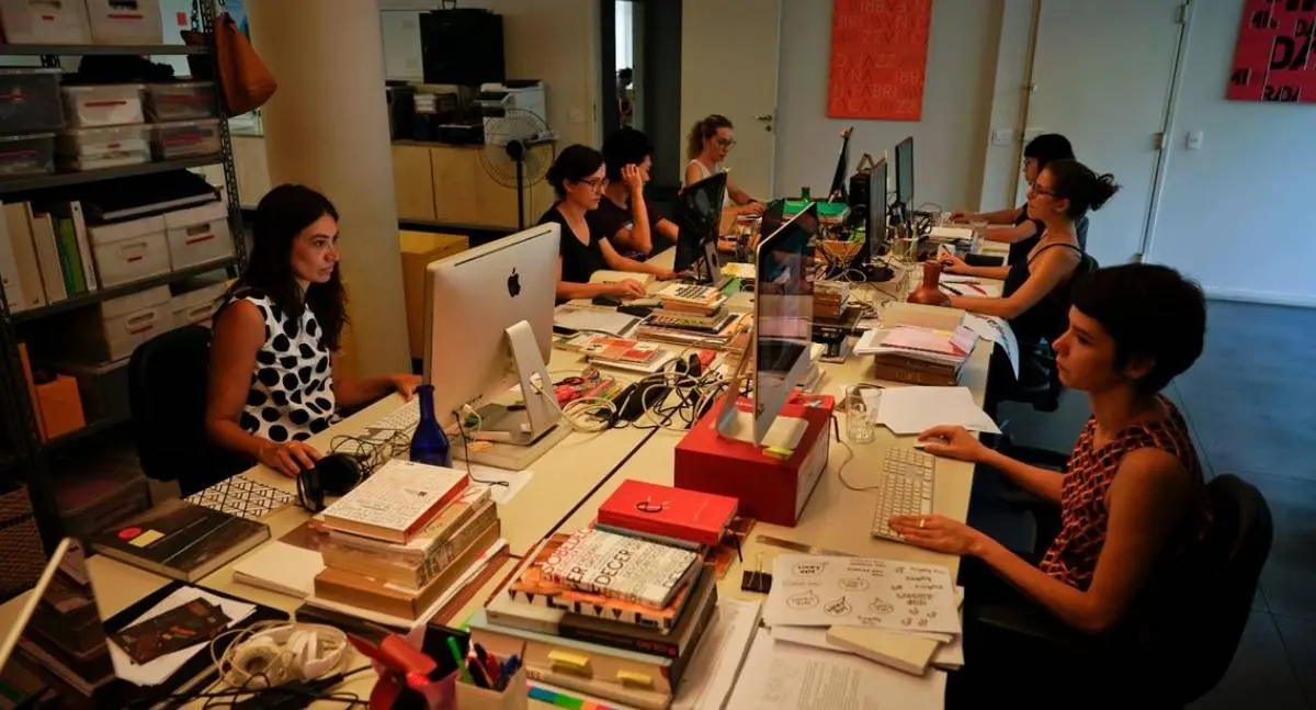Participação feminina no trabalho sobe 11%, mas desigualdade salarial persiste