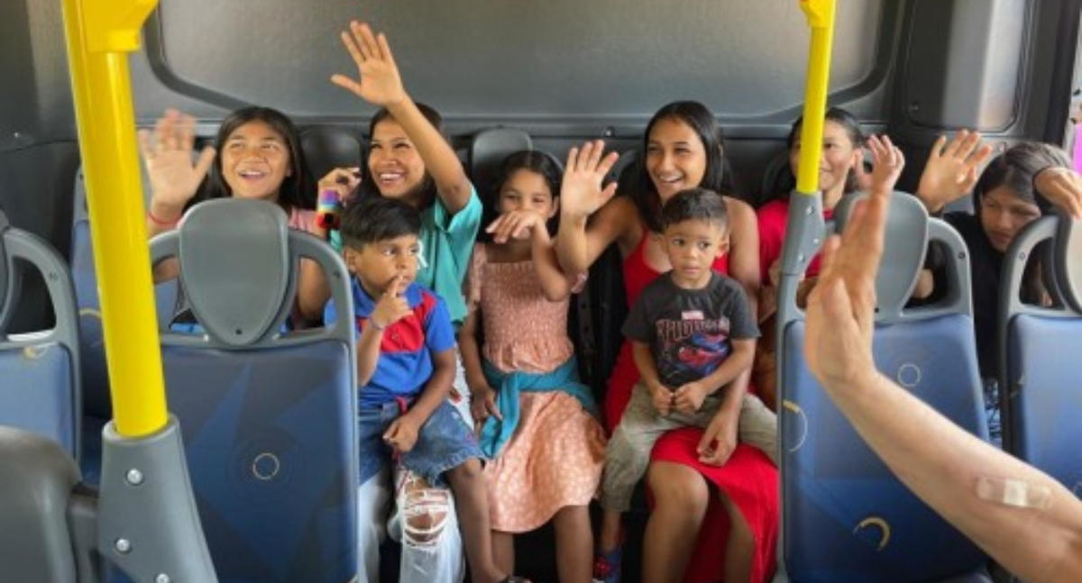 Páscoa no Parque leva alegria e transporte gratuito para crianças da Vila Princesa