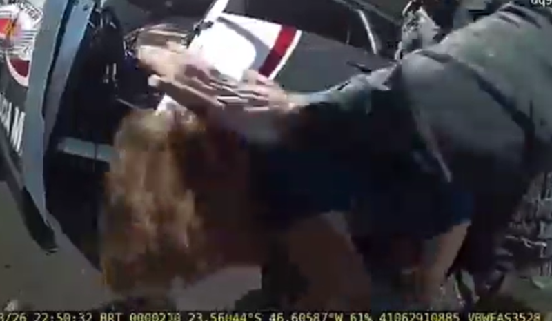 câmera corporal grava quando policial salva bebê engasgado