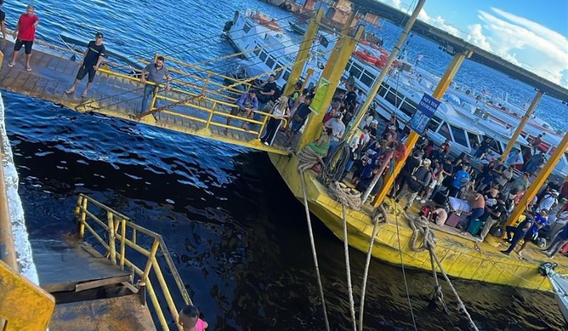 passarela de acesso à balsa amarela desaba na Manaus Moderna