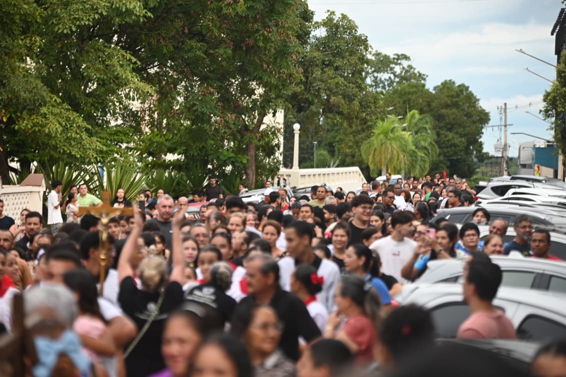 Com milhares de fiéis, Procissão do Cristo Morto inicia no Centro